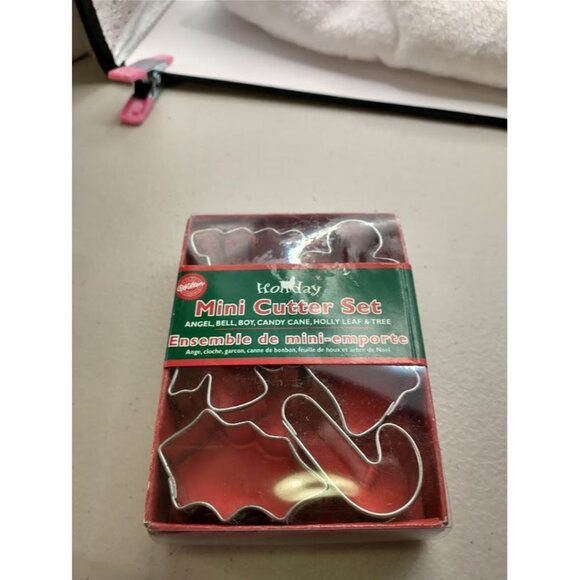 Wilton Non-Stick Cake Pan & Holiday Mini Cutter Set - Picture 2 of 10
